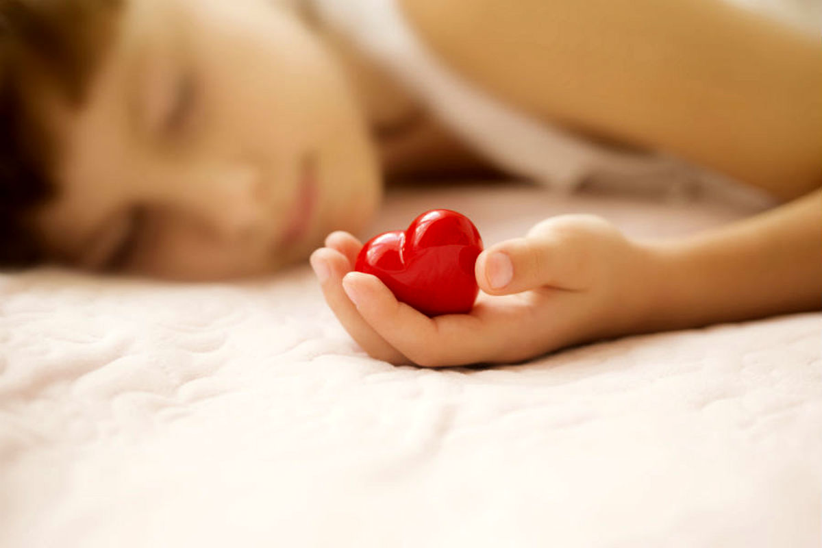 برای داشتن قلب سالم به کدام سمت بخوابیم؟| بهترین و بدترین حالت‌های خوابیدن