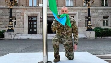 الهام علی‌اف پرچم جمهوری آذربایجان را در پایتخت قره‌باغ برافراشت