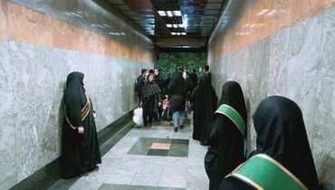 چرا کسی مسئولیت حجاب بانان مترو را نمی‌پذیرد؟