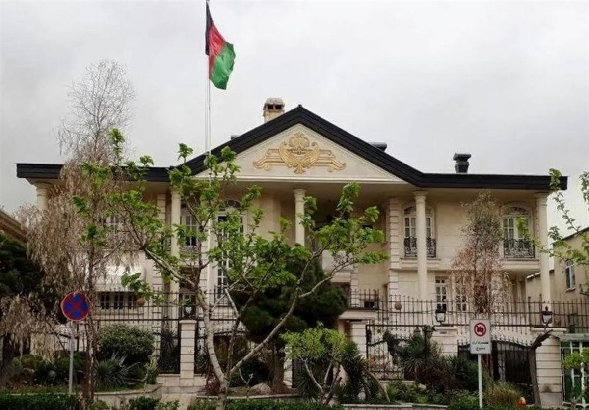 آشفته‌بازار جلوی سفارت افغانستان در تهران