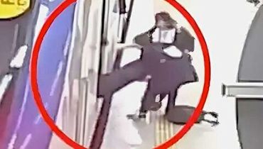 اگر روایت رسمی از بیهوش شدن دختر دانش‌آموز در مترو بدون‌ نقص است، چرا خبرنگار بازداشت می‌شود؟