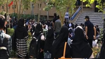 تجمع دانشجویان و حضور وزیر علوم در دانشگاه شریف