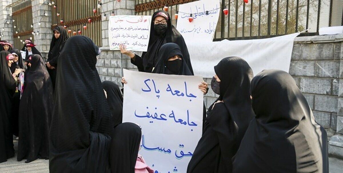 تجمع مدافعان حجاب مقابل مجلس: بدحجاب مجرم است