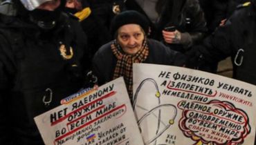 بازداشت نجات یافته محاصره لنینگراد پس از شرکت در تظاهرات ضدجنگ در روسیه