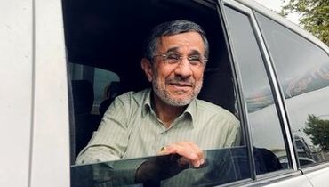 محمود احمدی نژاد در صف ورود به ستاد انتخابات
