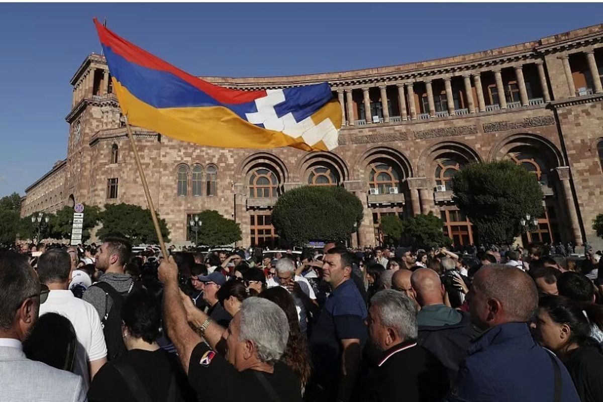 شورش صلیبی‌ها در ایروان خشمگین/ خطر کودتا بیخ گوش ارمنستان