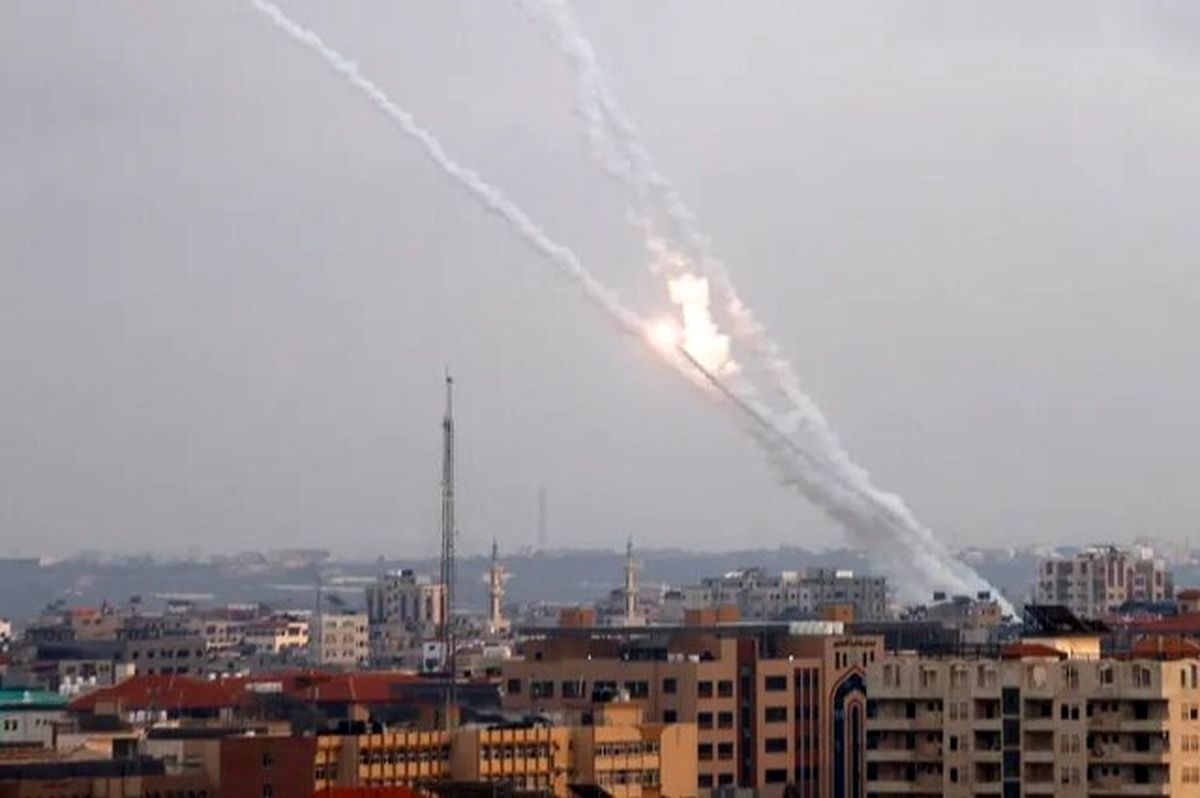 حملات موشکی سنگین از غزه به سمت اسرائیل؛ آژیرهای خطر به صدا درآمد