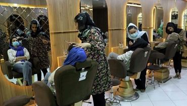 فرمان طالبان برای  تعطیلی آرایشگاه‌های زنانه چه بر سر زنان می‌آورد؟