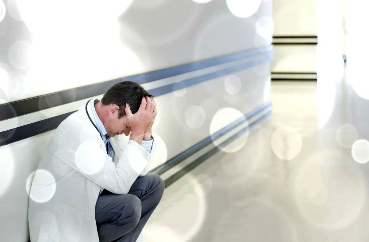 روایتِ یک پزشک از وضعِ شغلی و زندگیِ همکارانِ خود/ خودکشیِ ۱۳ رزیدنت طی یک سال