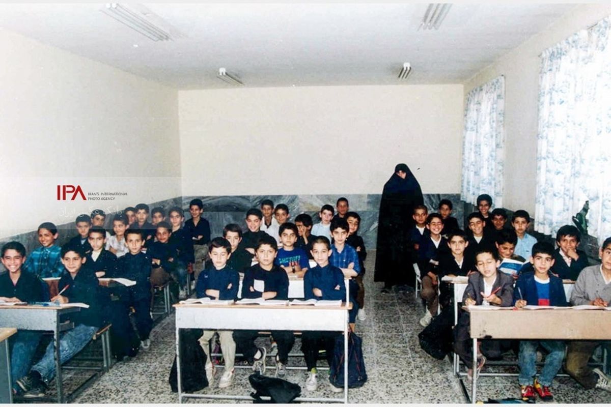 تصاویر زیرخاکی از بازگشایی مدارس در دهه ۷۰