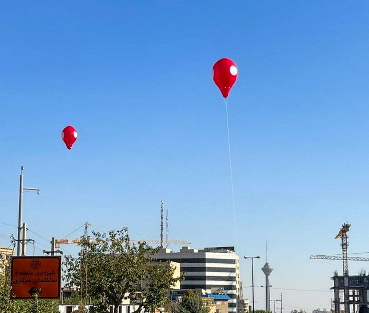 بالن‌های قرمز تبلیغاتی شهرداری هم خسارت جانی زد و هم خسارت مالی
